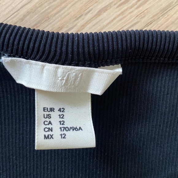 EUC H&M black low cut Bodysuit with 3/4 sleeves - Picture 2 of 5